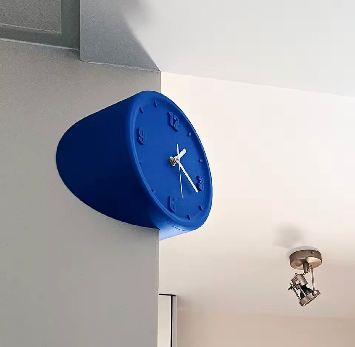 Horloge d’angle CHROMATIQUE BLUE